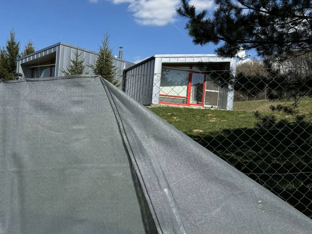 Stínící tkanina PloteS 90%, výška 1,5 m - tmavě šedá