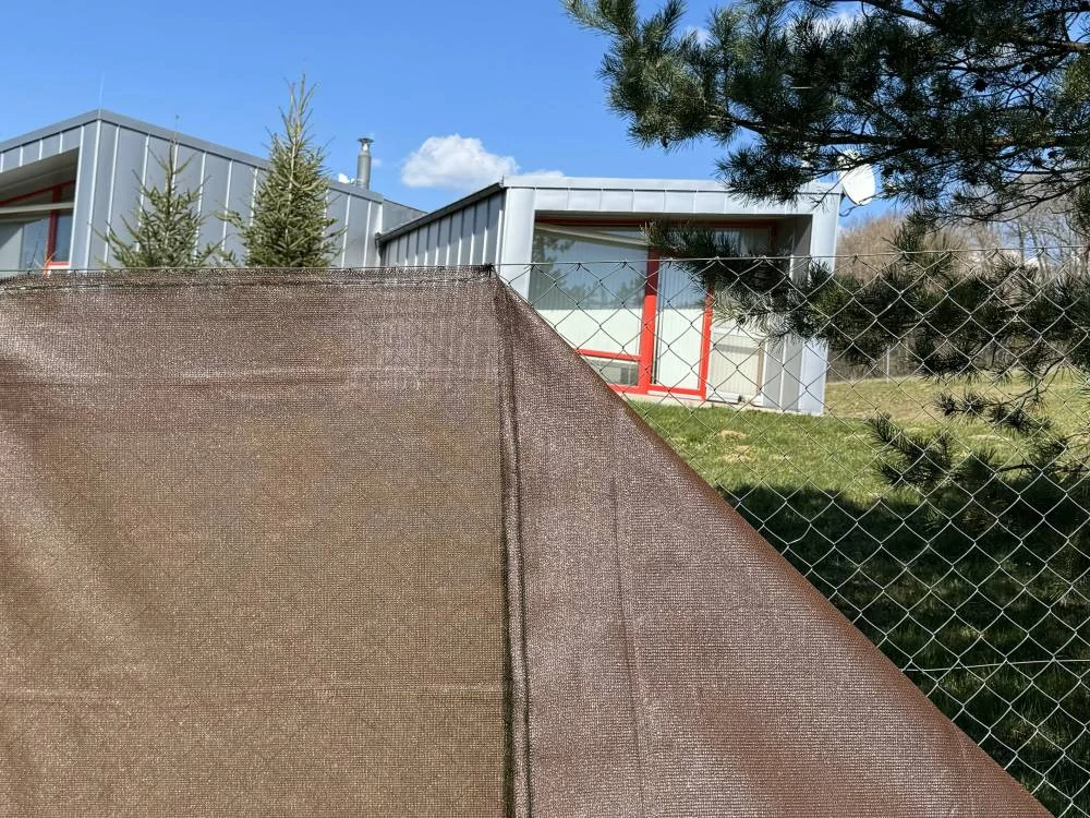Stínící tkanina PloteS 90%, výška 1,6 m - tmavě hnědá
